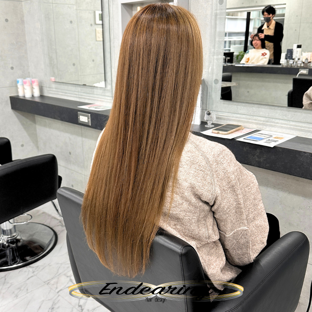 ブリーチなしでここまで透明感｜明るめグレーベージュ×ロングローレイヤーで若々しく見せる大人ヘアカラー