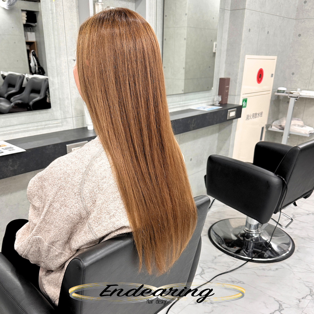 ブリーチなしでここまで透明感｜明るめグレーベージュ×ロングローレイヤーで若々しく見せる大人ヘアカラー