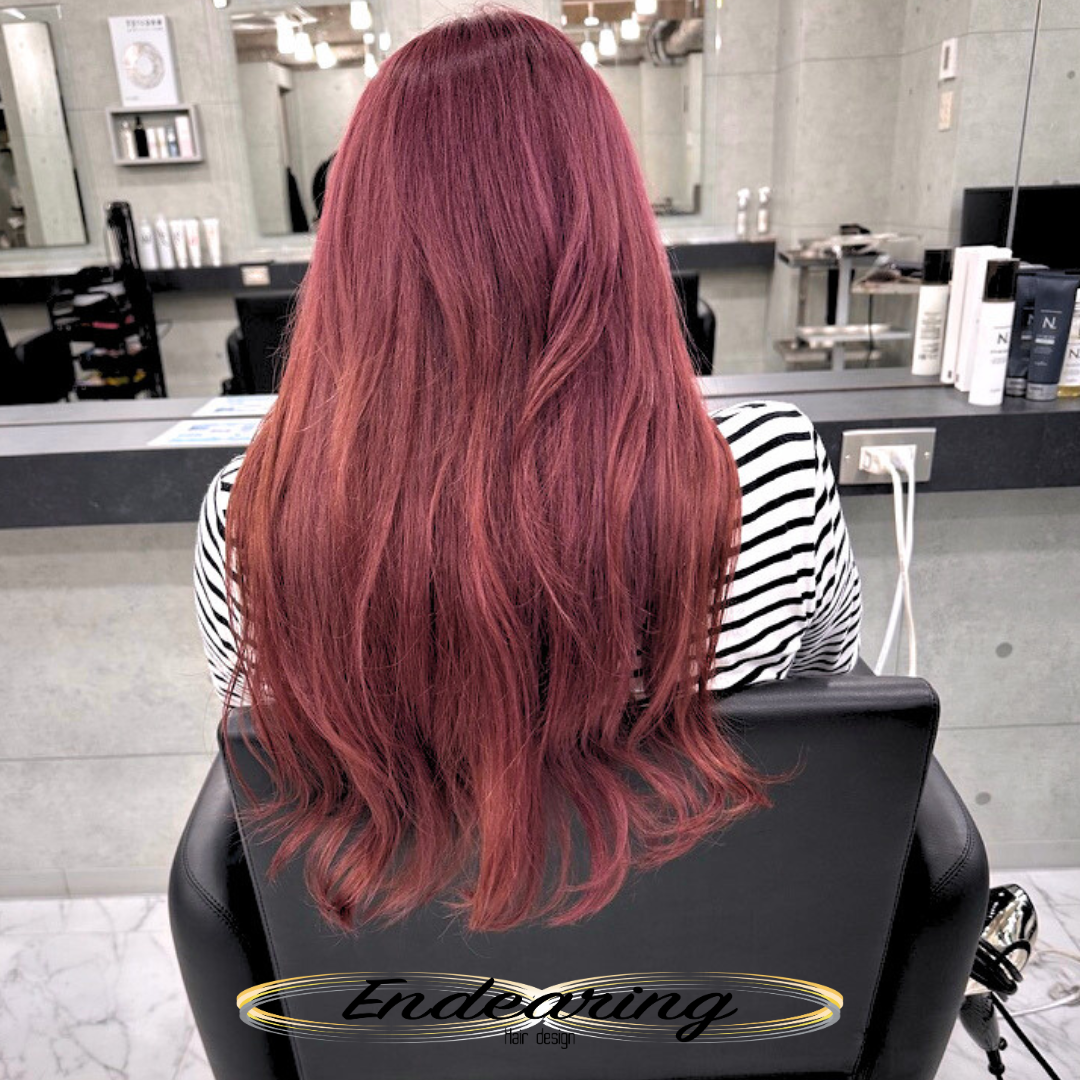 ダークピンクヘアカラーで若々しく｜黄色く見えない透明感が魅力のロングレイヤースタイル