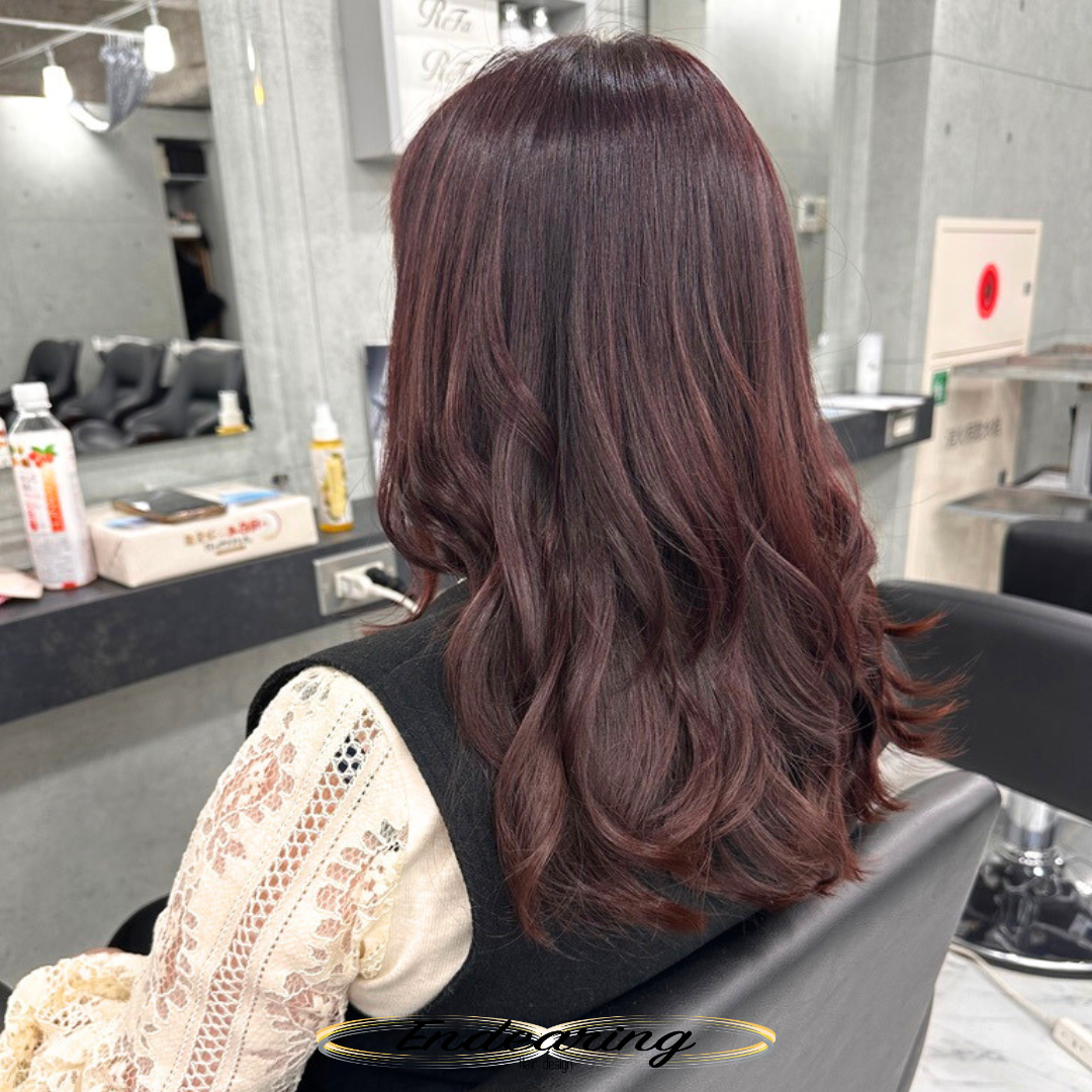 明るめでも艶が主役。透明感ピンクブラウンで叶える大人のセミロングレイヤー｜裾の厚みが美髪をつくる上品ヘアカラー