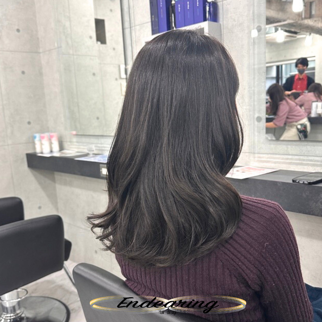 暗くても重く見えない「透明感ダークグレー」×巻き髪セミロングが大人女性に選ばれる理由