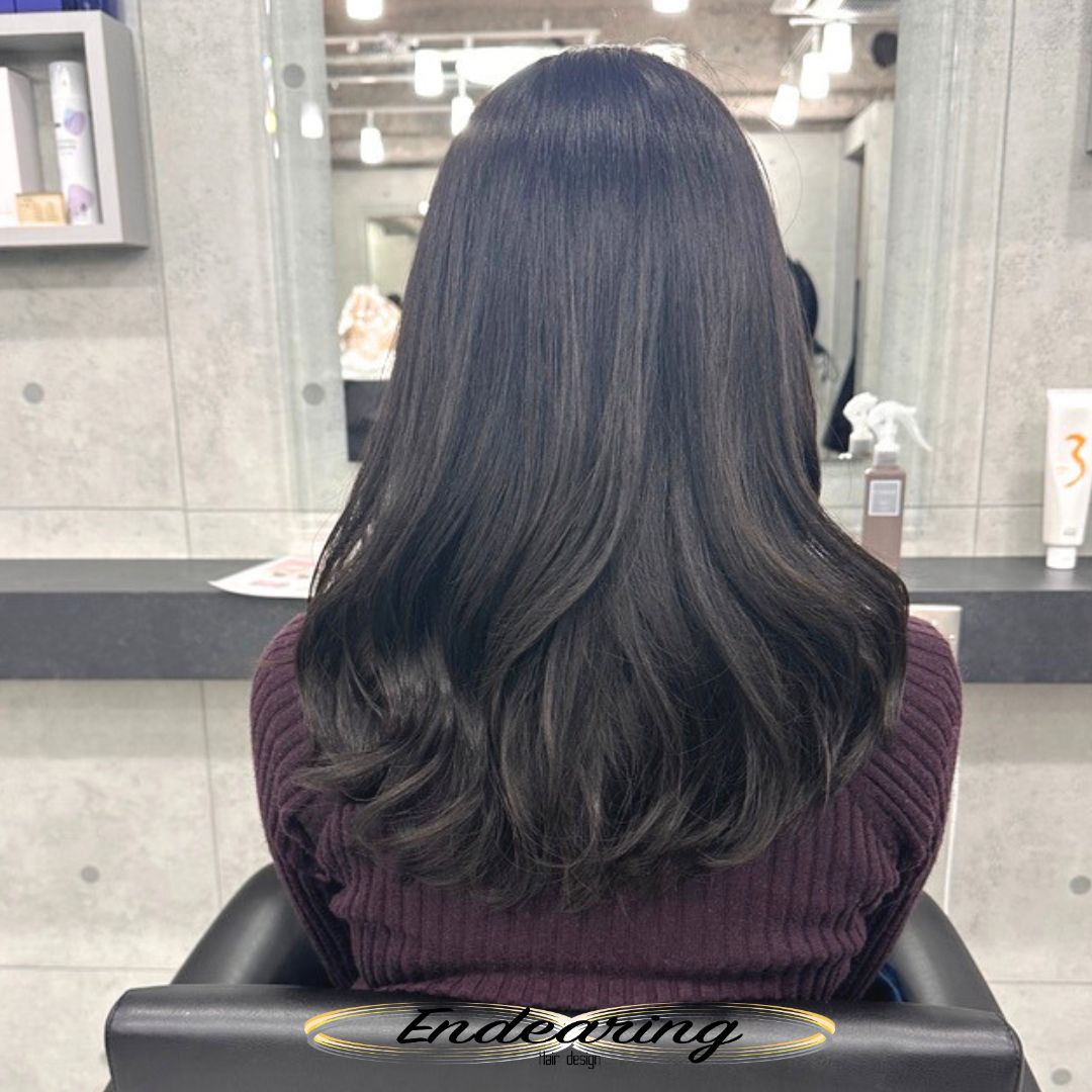 暗くても重く見えない「透明感ダークグレー」×巻き髪セミロングが大人女性に選ばれる理由