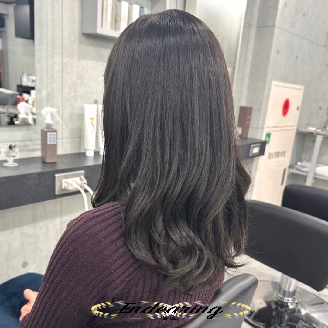 暗くても重く見えない「透明感ダークグレー」×巻き髪セミロングが大人女性に選ばれる理由
