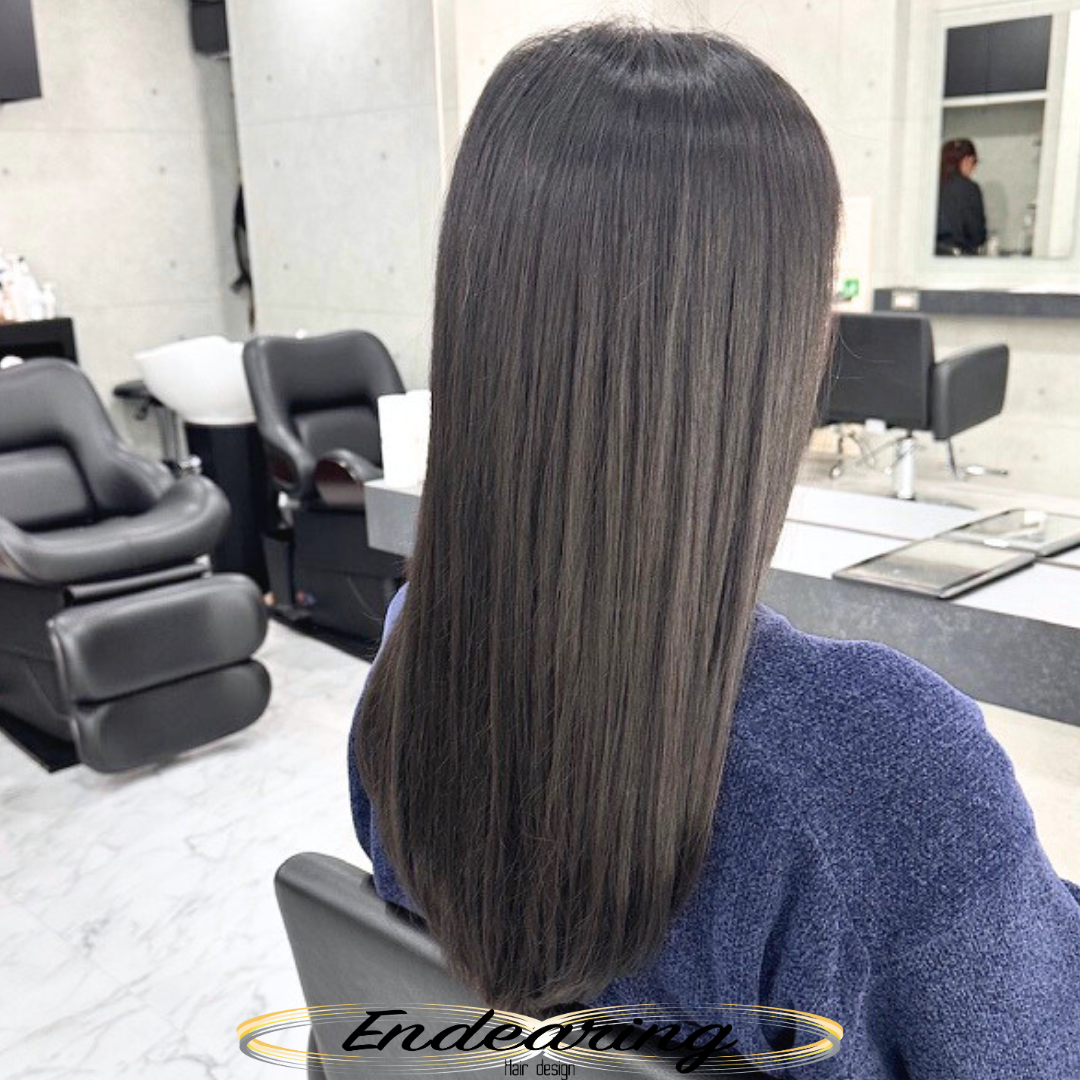 ブリーチなしで叶う透明感ダークグレーとは？赤みを抑えてロングでも重く見せない大人のヘアカラー解説