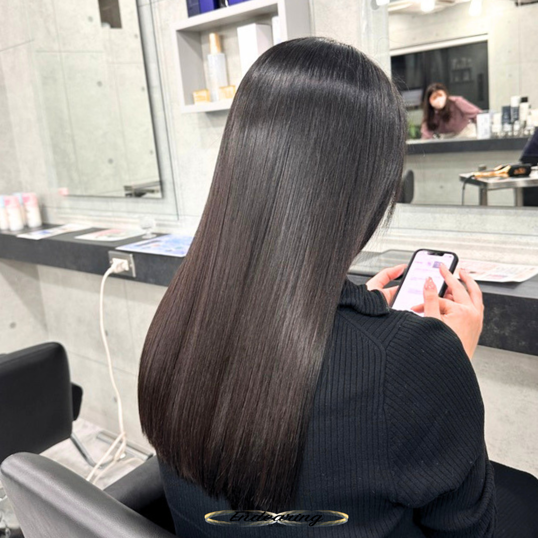 ストレートヘアだからこそ叶う。思わず見惚れる透明感ダークグレー