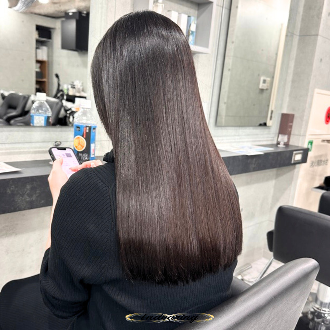 ストレートヘアだからこそ叶う。思わず見惚れる透明感ダークグレー