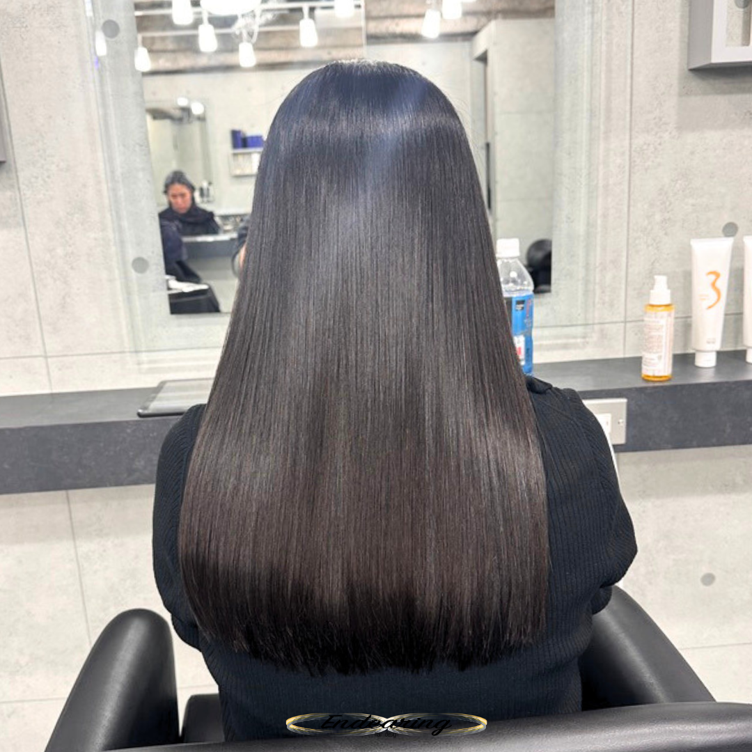ストレートヘアだからこそ叶う。思わず見惚れる透明感ダークグレー