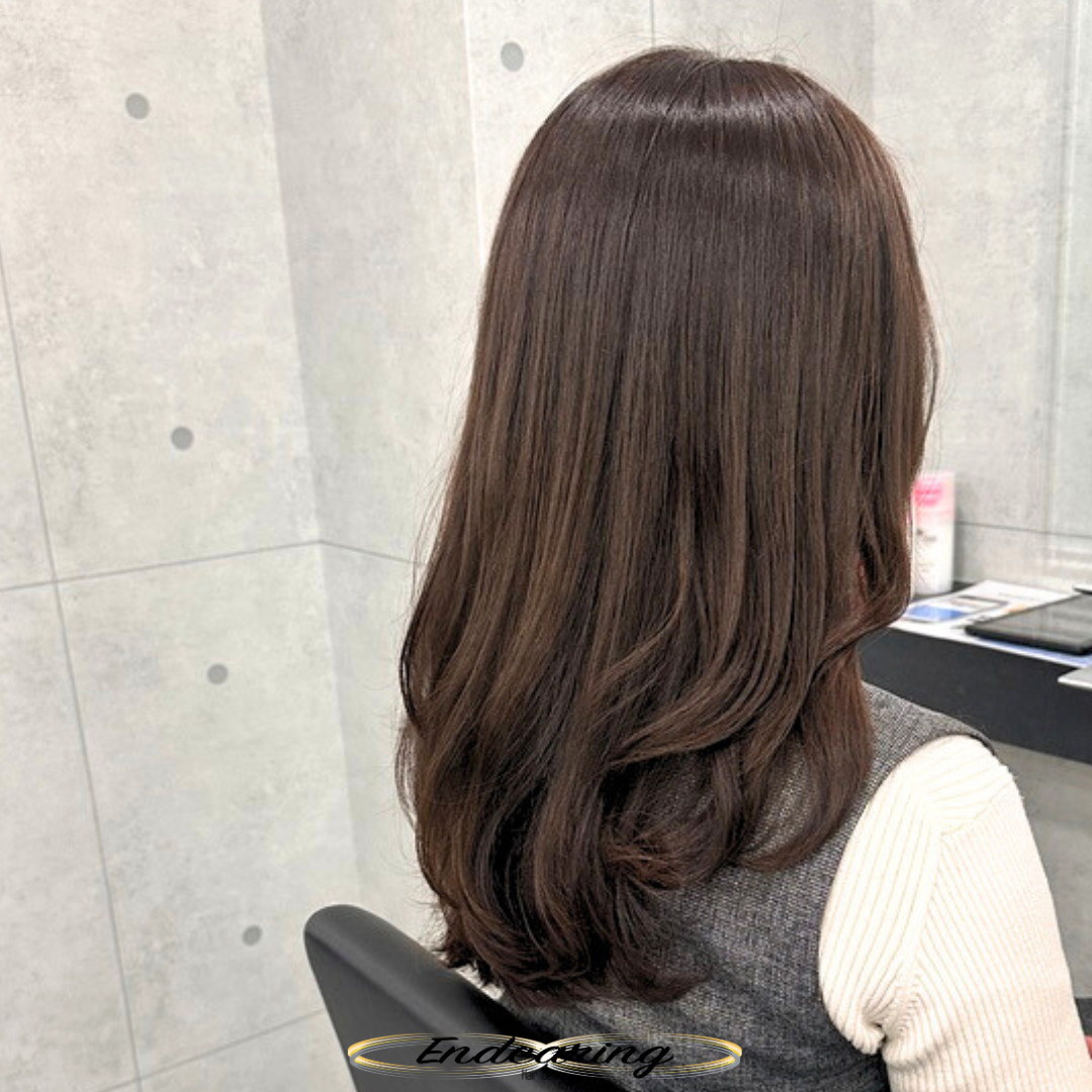 透明感グレージュが映えるレイヤーセミロング｜内巻きの巻き髪で柔らかく見せる大人フェミニンヘア