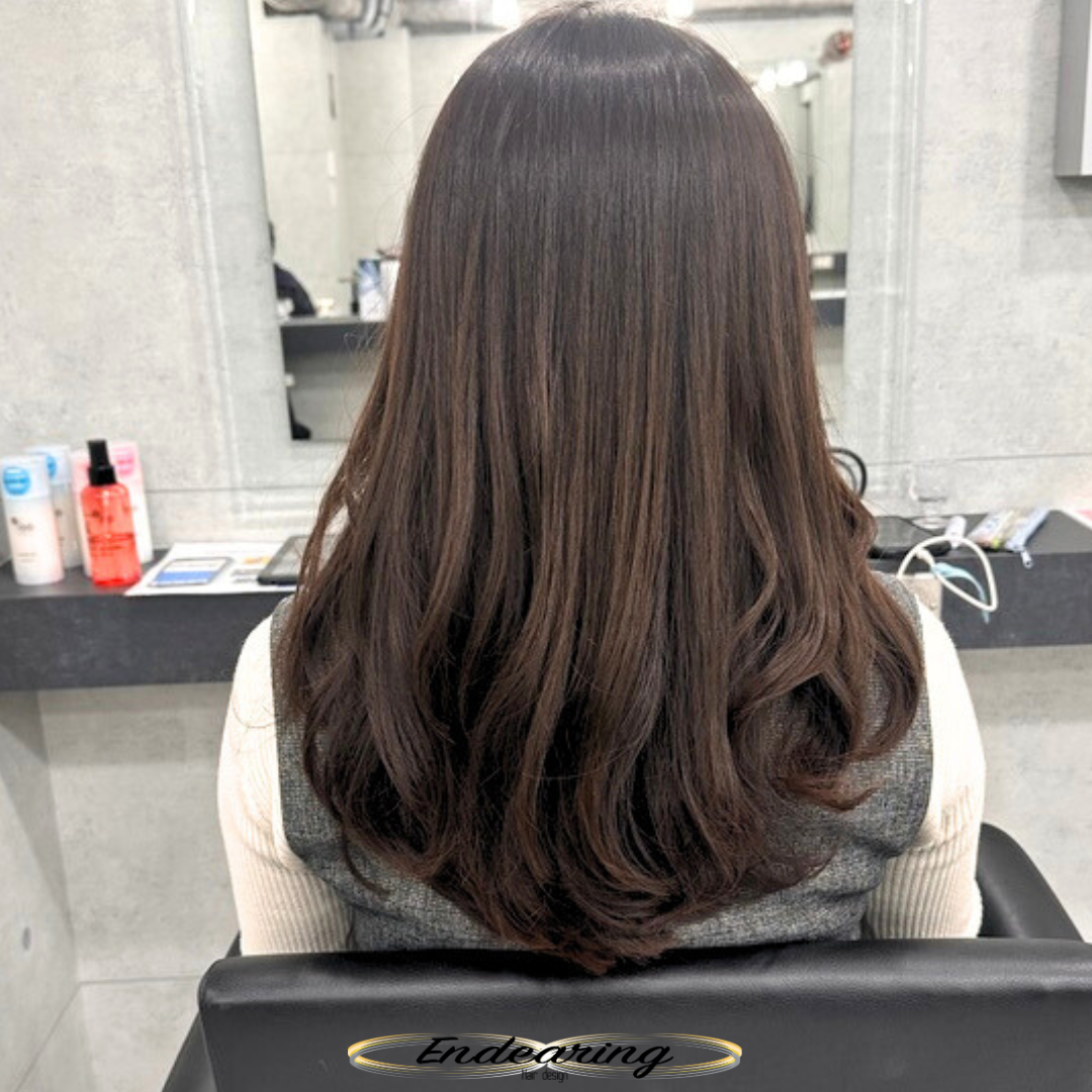 透明感グレージュが映えるレイヤーセミロング｜内巻きの巻き髪で柔らかく見せる大人フェミニンヘア