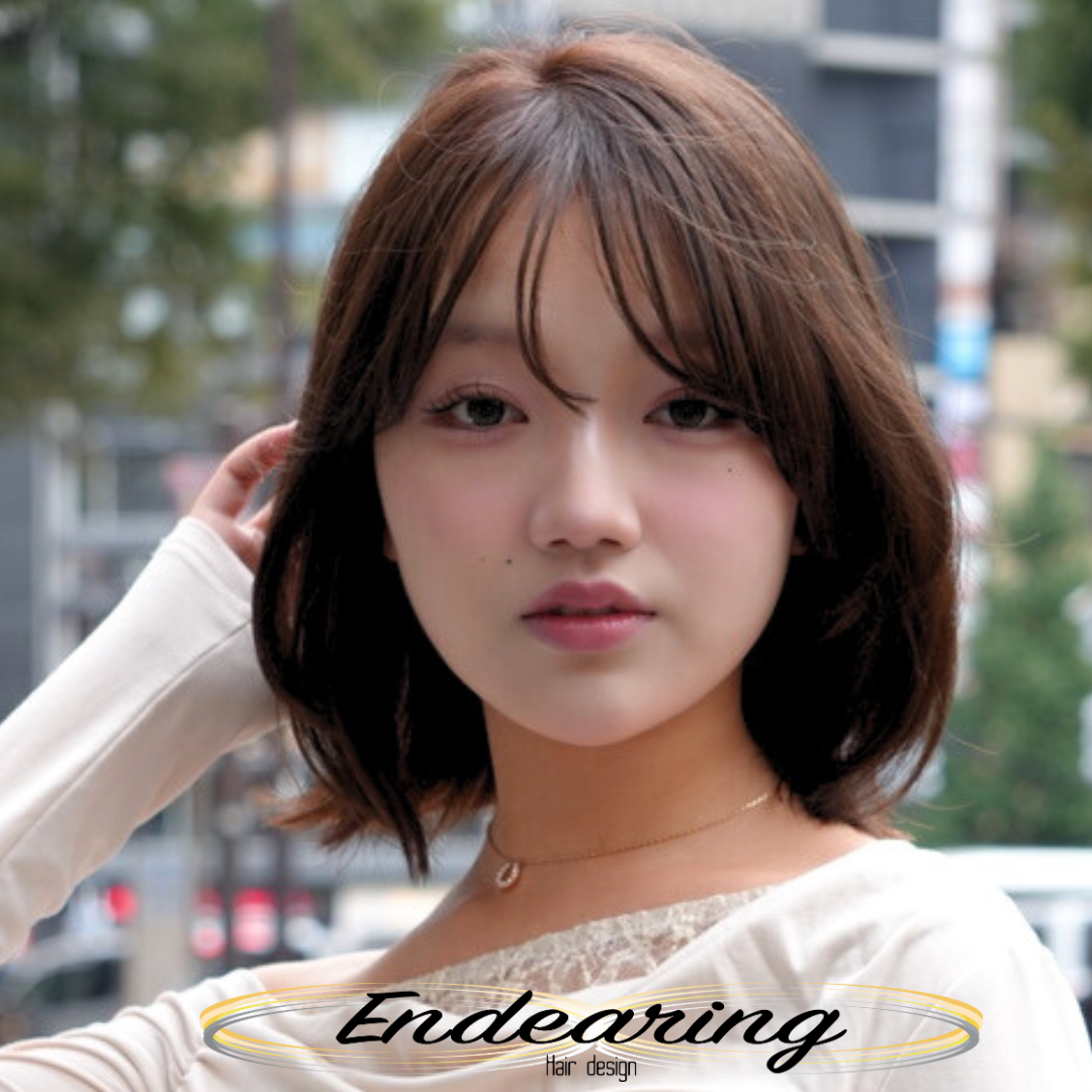 レイヤーボブ×外はねで軽さと小顔効果を両立｜透明感グレージュで動きを引き立てるフェミニンボブ