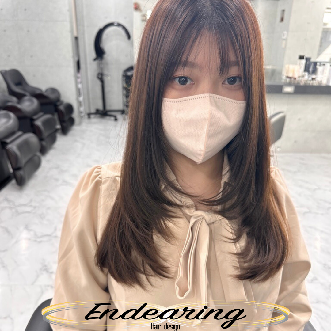 セミロングが重く見えない顔まわりレイヤー｜透明感グレージュで軽やかな印象に