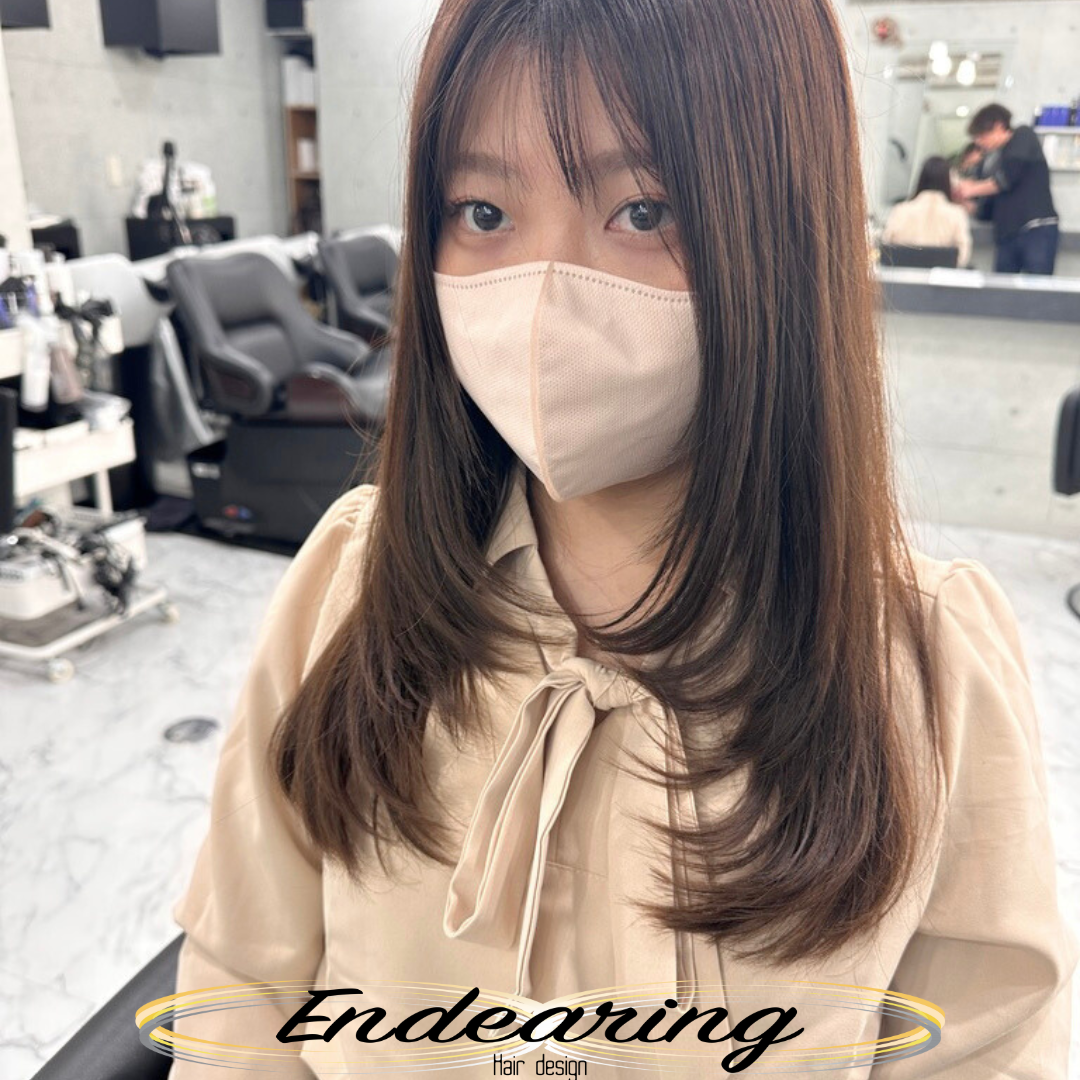 セミロングが重く見えない顔まわりレイヤー｜透明感グレージュで軽やかな印象に