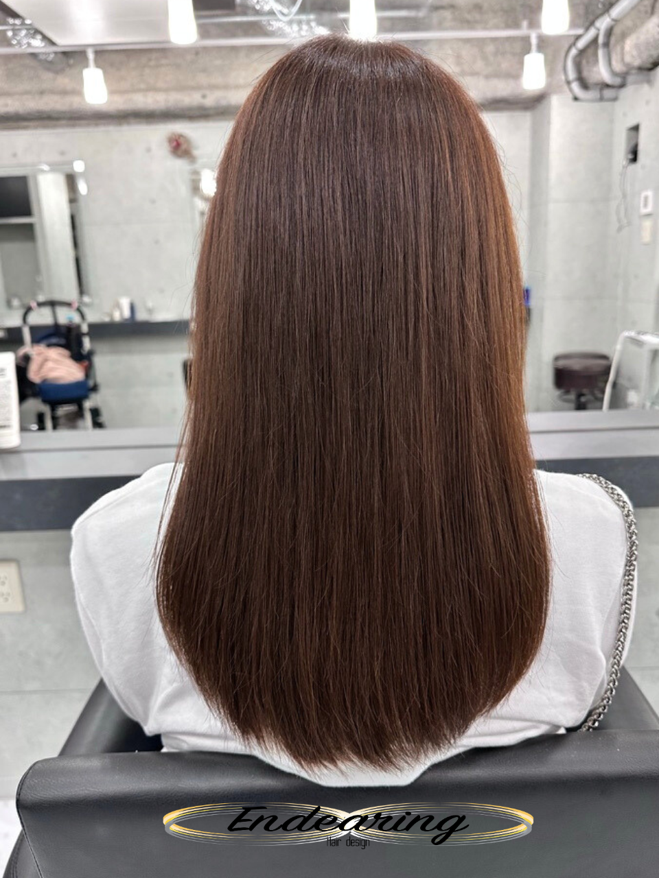 大人女性に人気の透明感ココアブラウン｜巻き髪とストレートで楽しむ上品ヘアカラー