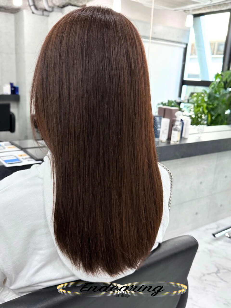 大人女性に人気の透明感ココアブラウン｜巻き髪とストレートで楽しむ上品ヘアカラー