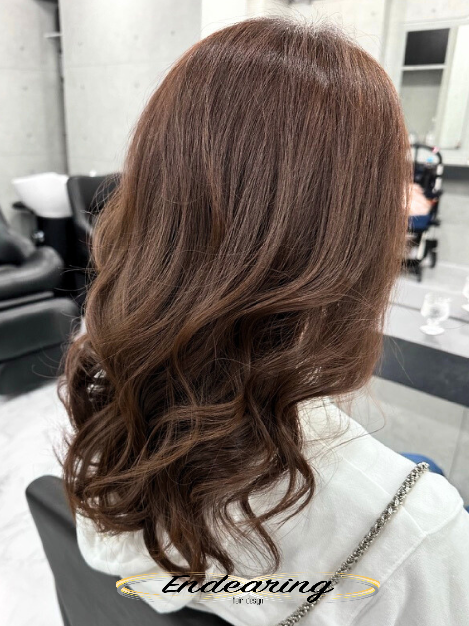 大人女性に人気の透明感ココアブラウン｜巻き髪とストレートで楽しむ上品ヘアカラー