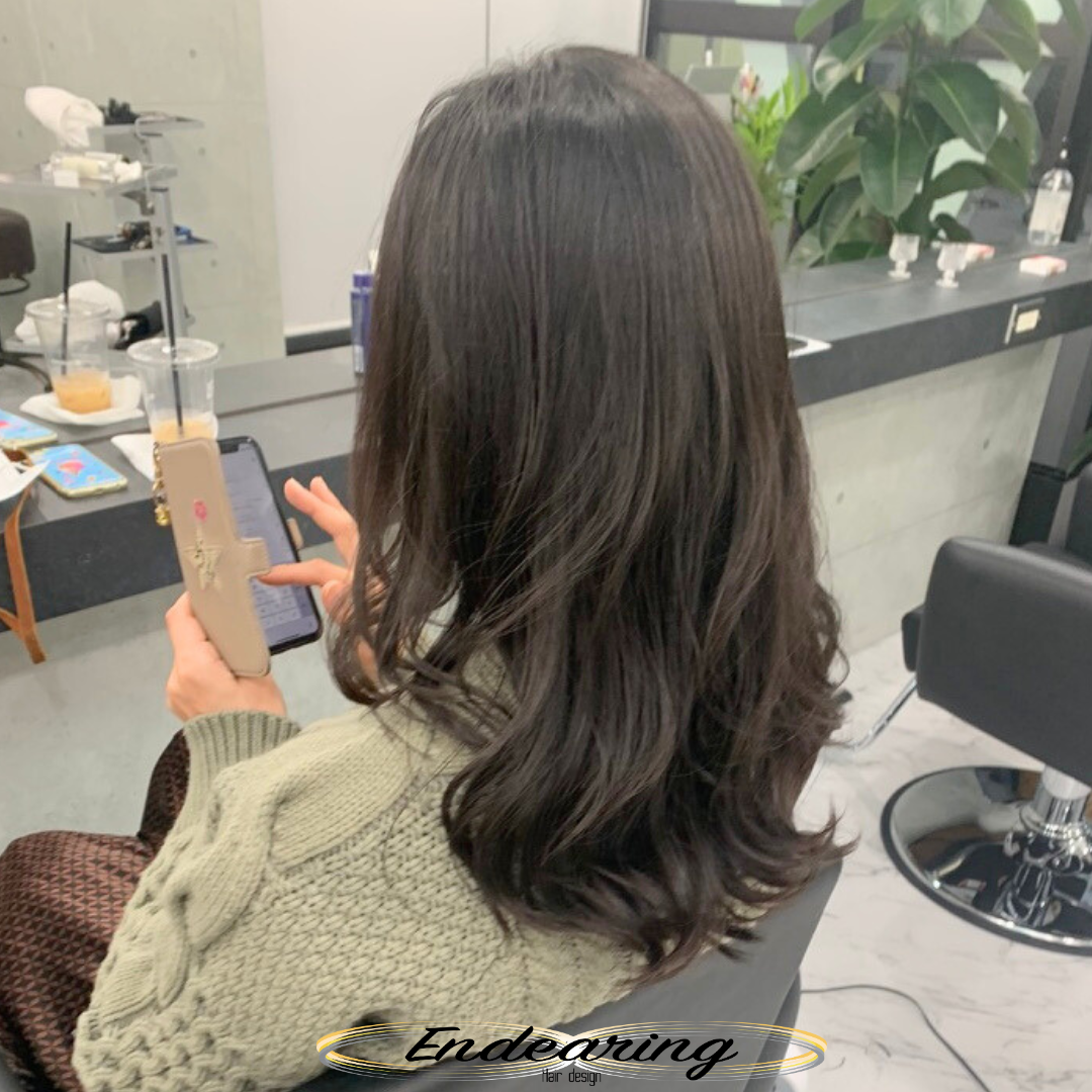 春に人気の透明感ダークグレー｜暗髪でも軽やかに見せる大人カラー