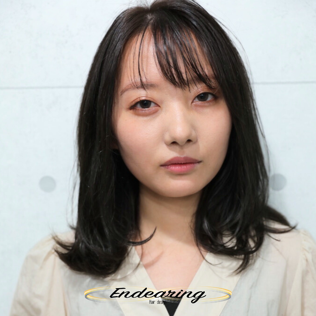 暗髪でも重く見えない｜透明感ダークグレーで叶える春向けセミロングヘアカラー解説