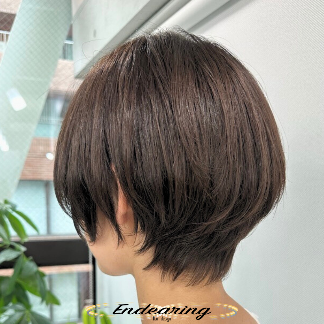 骨格が綺麗に見える前下がりショート｜大人女性のための透明感グレージュヘア