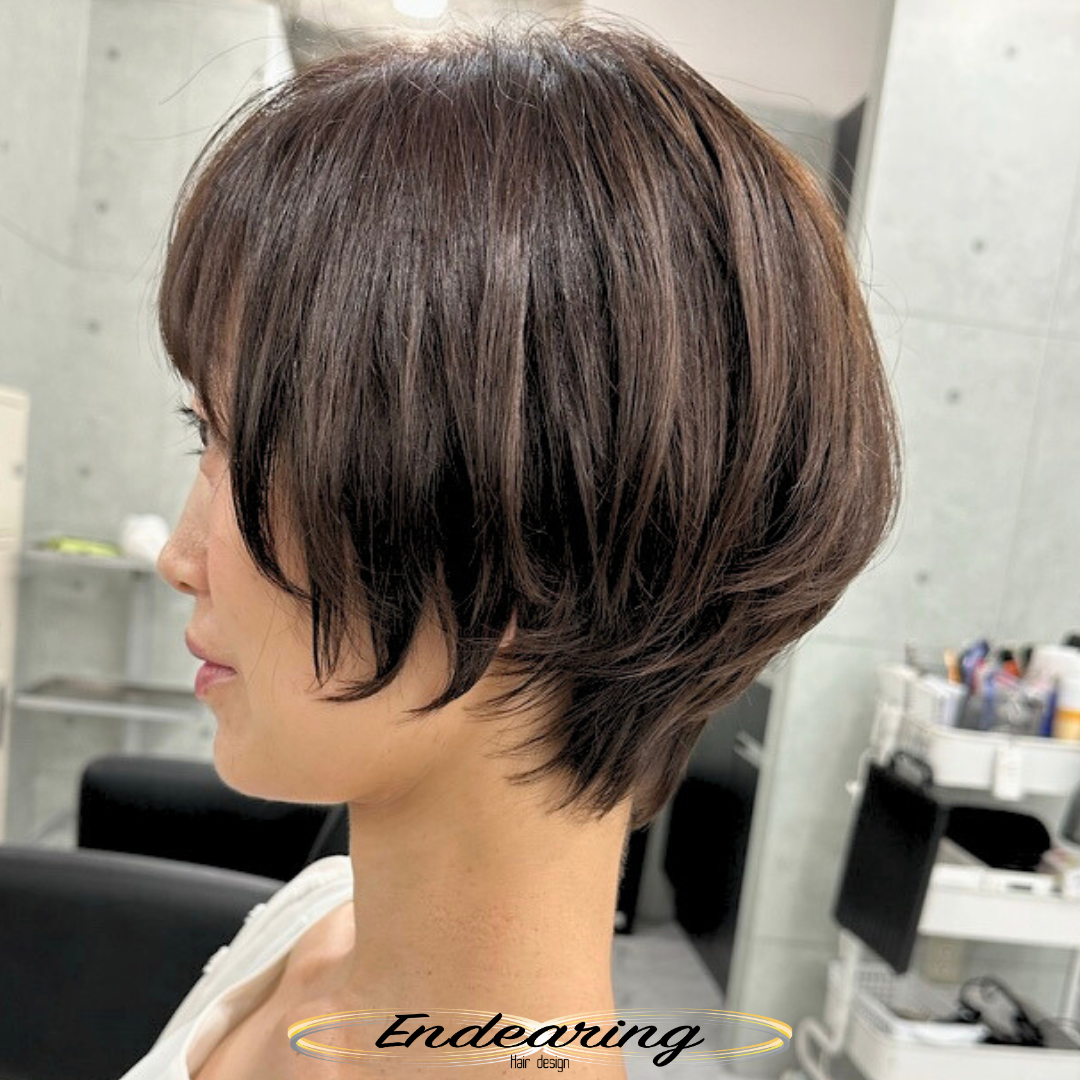 骨格が綺麗に見える前下がりショート｜大人女性のための透明感グレージュヘア