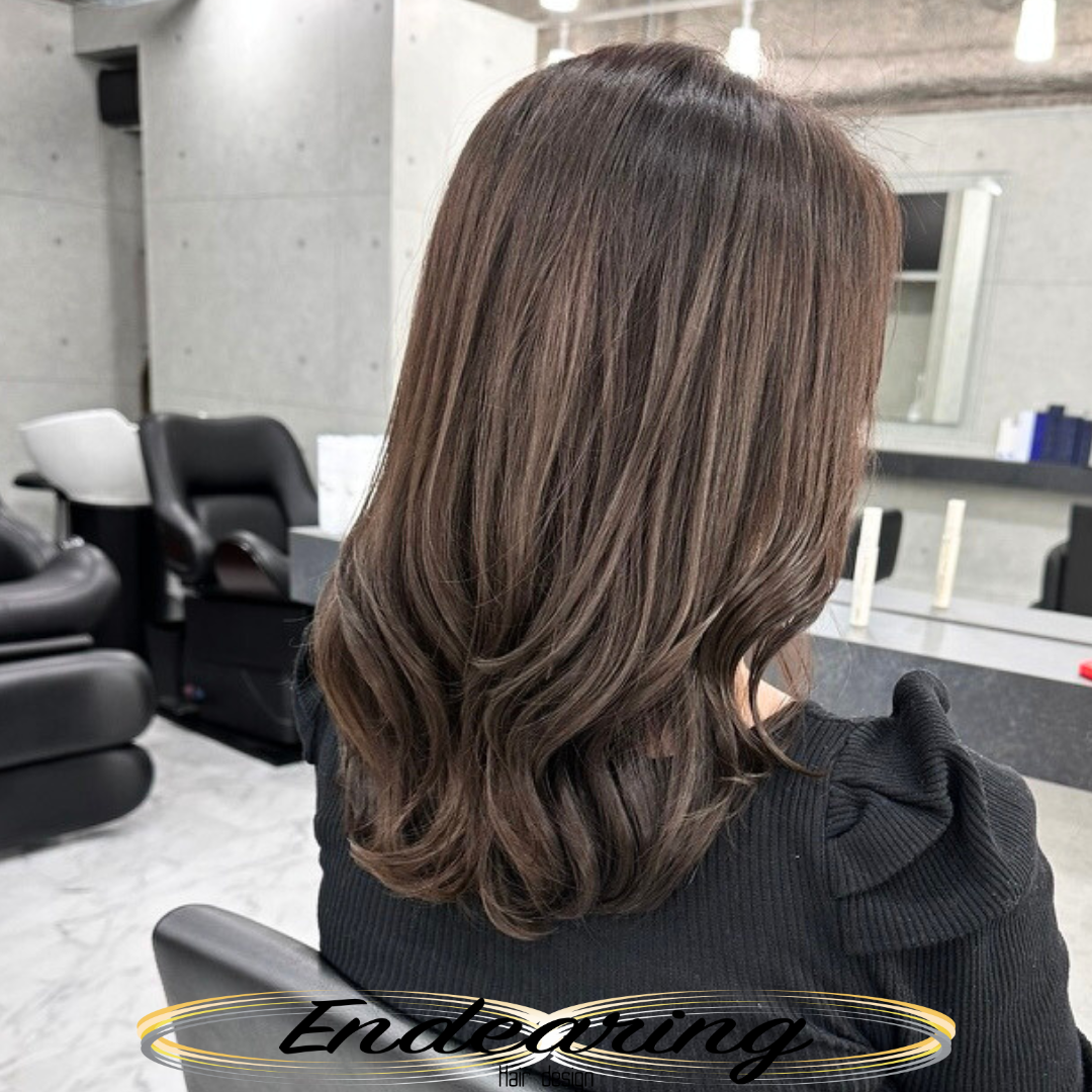 セミロングの巻き髪が立体的に見える｜明るめ透明感グレージュ×レイヤーヘアで叶える女性らしい春スタイル