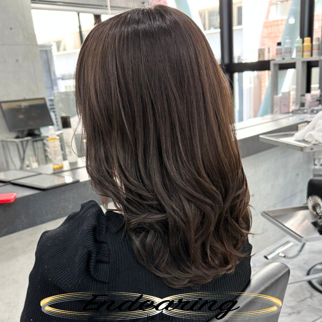 セミロングの巻き髪が立体的に見える｜明るめ透明感グレージュ×レイヤーヘアで叶える女性らしい春スタイル