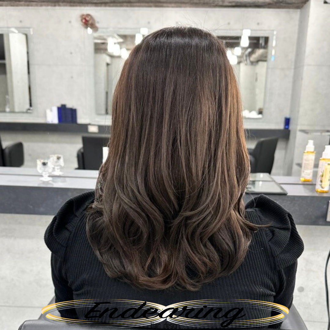 セミロングの巻き髪が立体的に見える｜明るめ透明感グレージュ×レイヤーヘアで叶える女性らしい春スタイル
