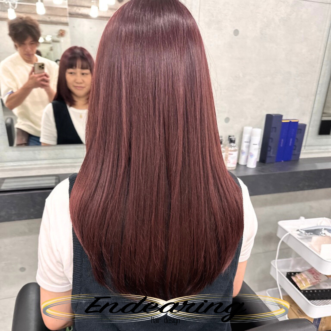 明るめピンクブラウンで叶える透明感レイヤースタイル｜巻き髪もストレートも女性らしく見える理由