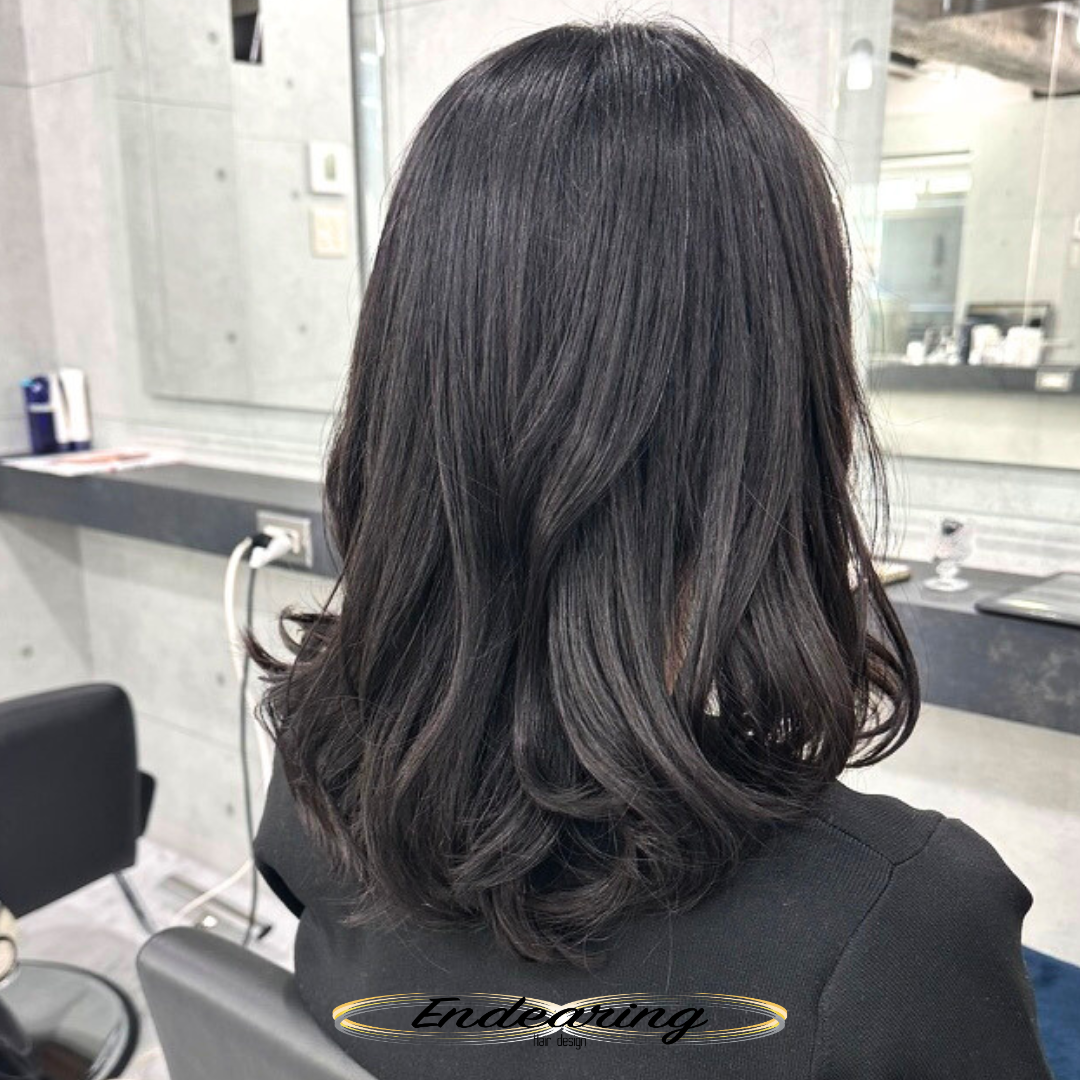 暗髪でも透ける理由｜ダークグレーで作る透明感ヘアカラー
