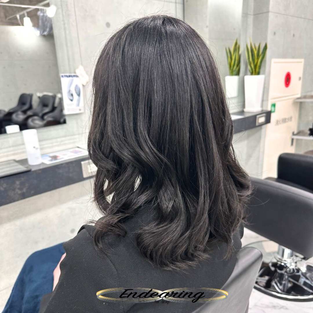 暗髪でも透ける理由｜ダークグレーで作る透明感ヘアカラー