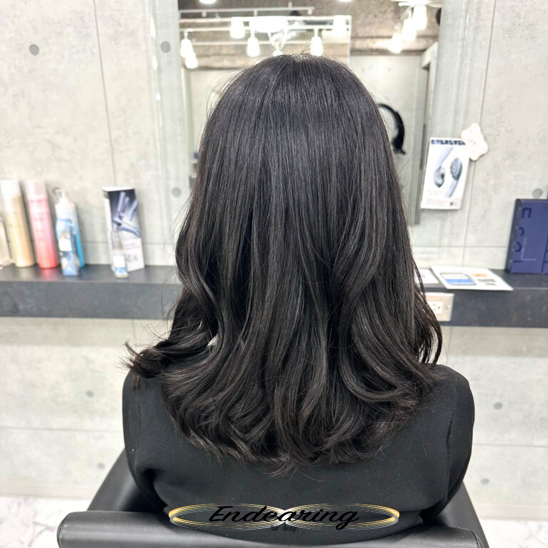 暗髪でも透ける理由｜ダークグレーで作る透明感ヘアカラー