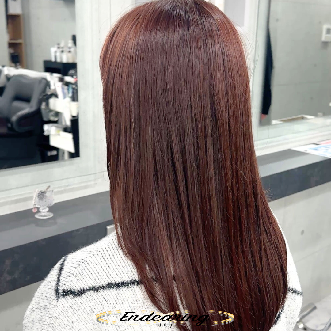 重く見えないストレートヘアへ｜透明感ピンクブラウンで作る艶セミロング