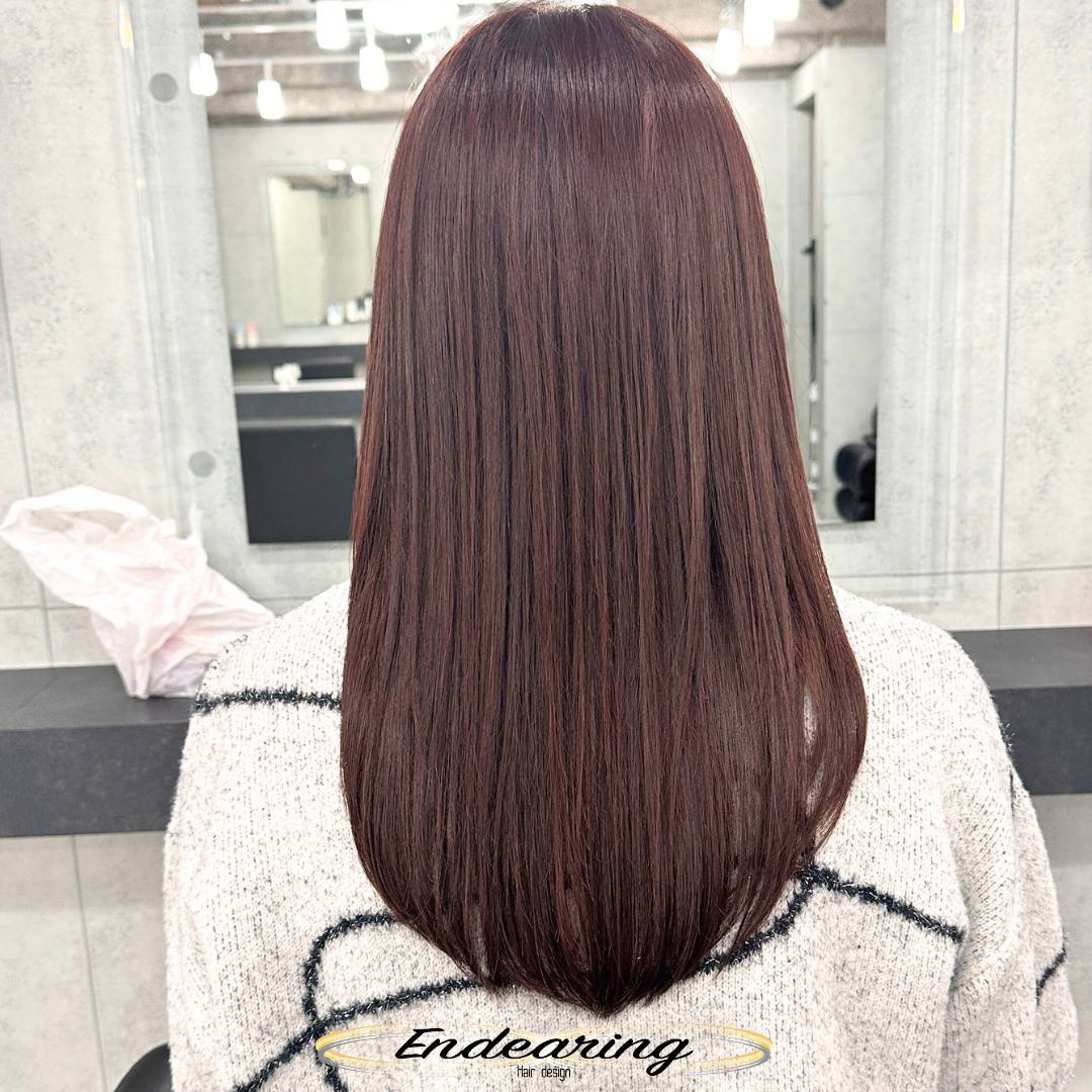 重く見えないストレートヘアへ｜透明感ピンクブラウンで作る艶セミロング