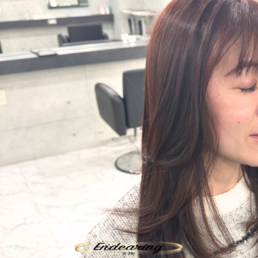 重く見えないストレートヘアへ｜透明感ピンクブラウンで作る艶セミロング