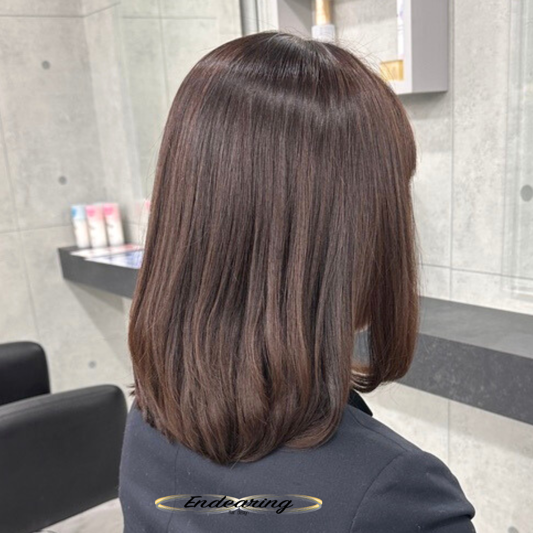 ラテベージュで明度を抑えた大人カラーと質感調整