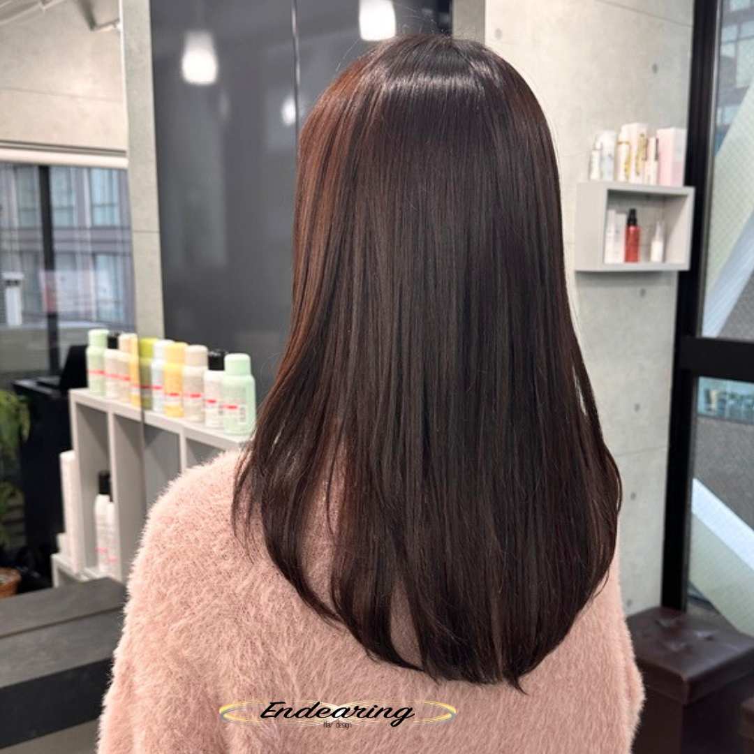 セミロング×顔まわりレイヤーで印象アップ  重ためでも艶と動きが出るダークピンクブラウン