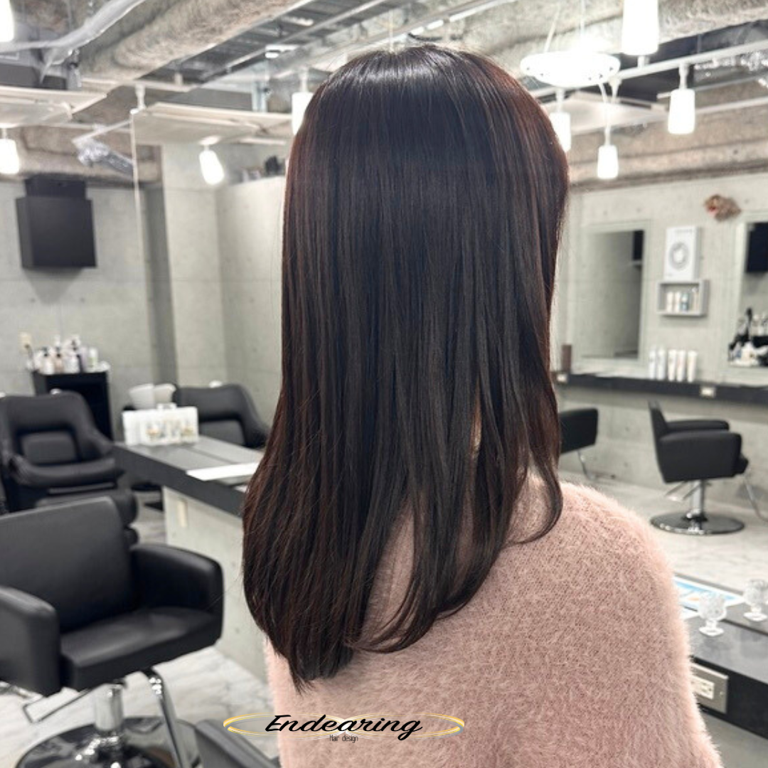 セミロング×顔まわりレイヤーで印象アップ  重ためでも艶と動きが出るダークピンクブラウン