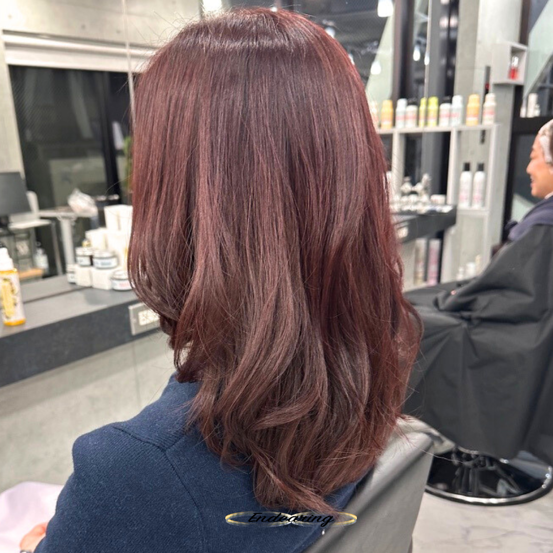 ピンクブラウンとは？セミロングレイヤーでツヤが出る理由を解説