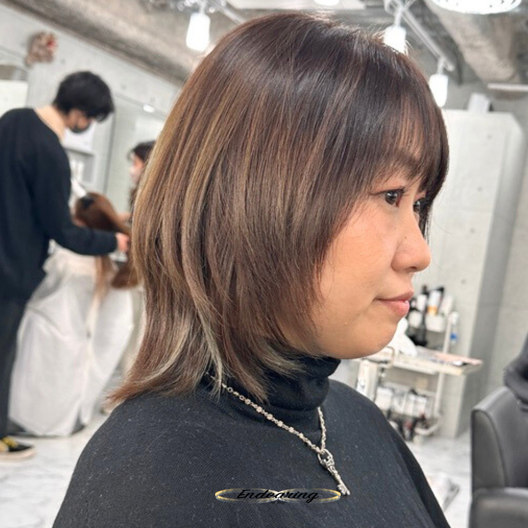 顔周りを切り込んだレイヤーボブ×ハイライトカラー｜外ハネで軽やかに仕上げる大人可愛いデザイン