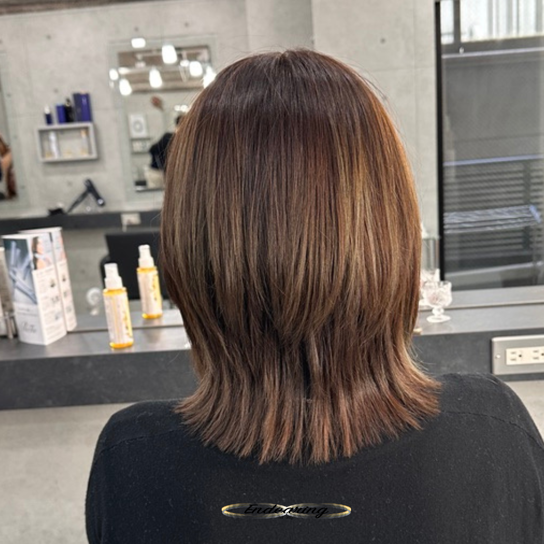 顔周りを切り込んだレイヤーボブ×ハイライトカラー｜外ハネで軽やかに仕上げる大人可愛いデザイン