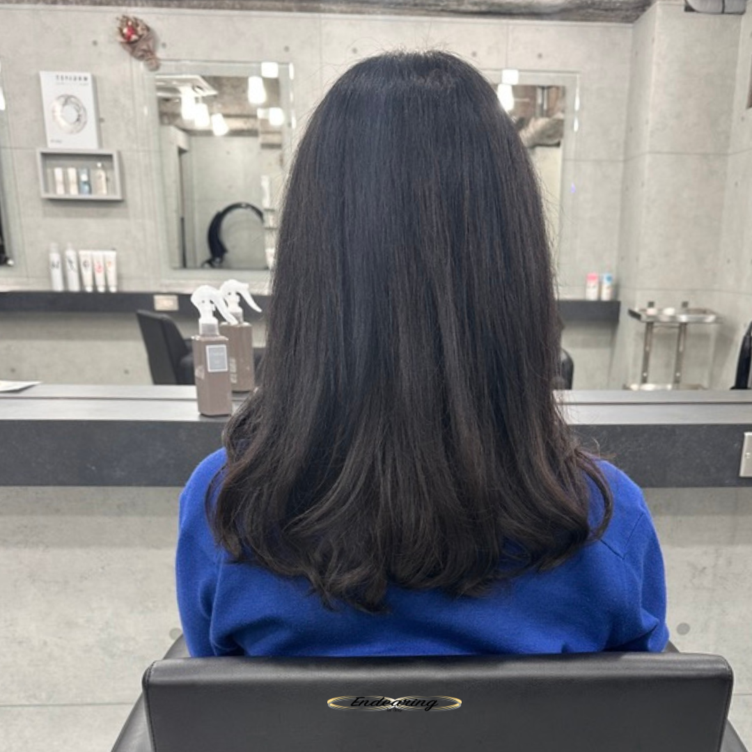 白髪染めでも明るく軽やかに｜セミロング×グラデーションカラーで重く見せない大人女性ヘア