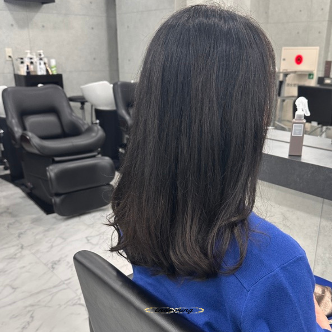 白髪染めでも明るく軽やかに｜セミロング×グラデーションカラーで重く見せない大人女性ヘア