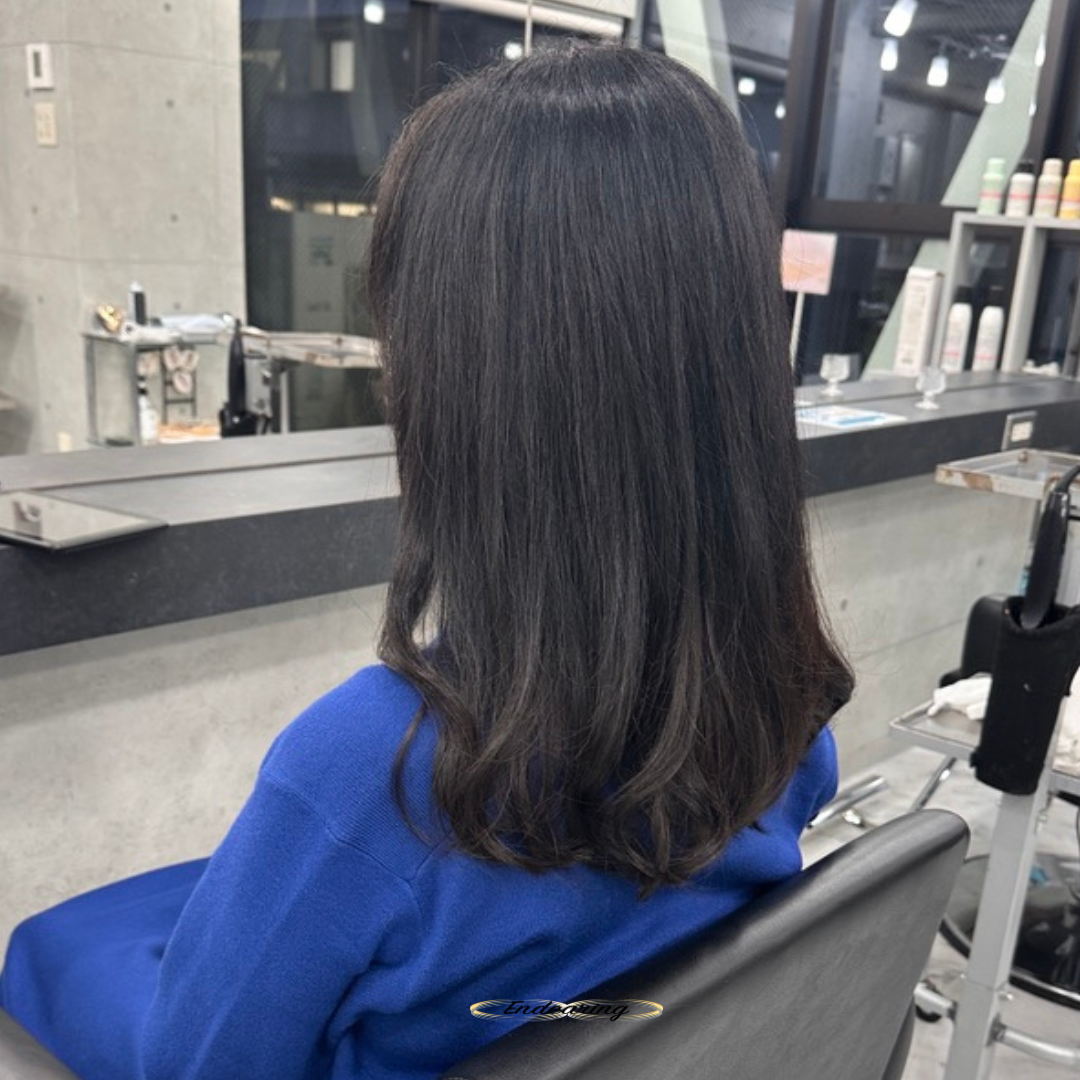 白髪染めでも明るく軽やかに｜セミロング×グラデーションカラーで重く見せない大人女性ヘア