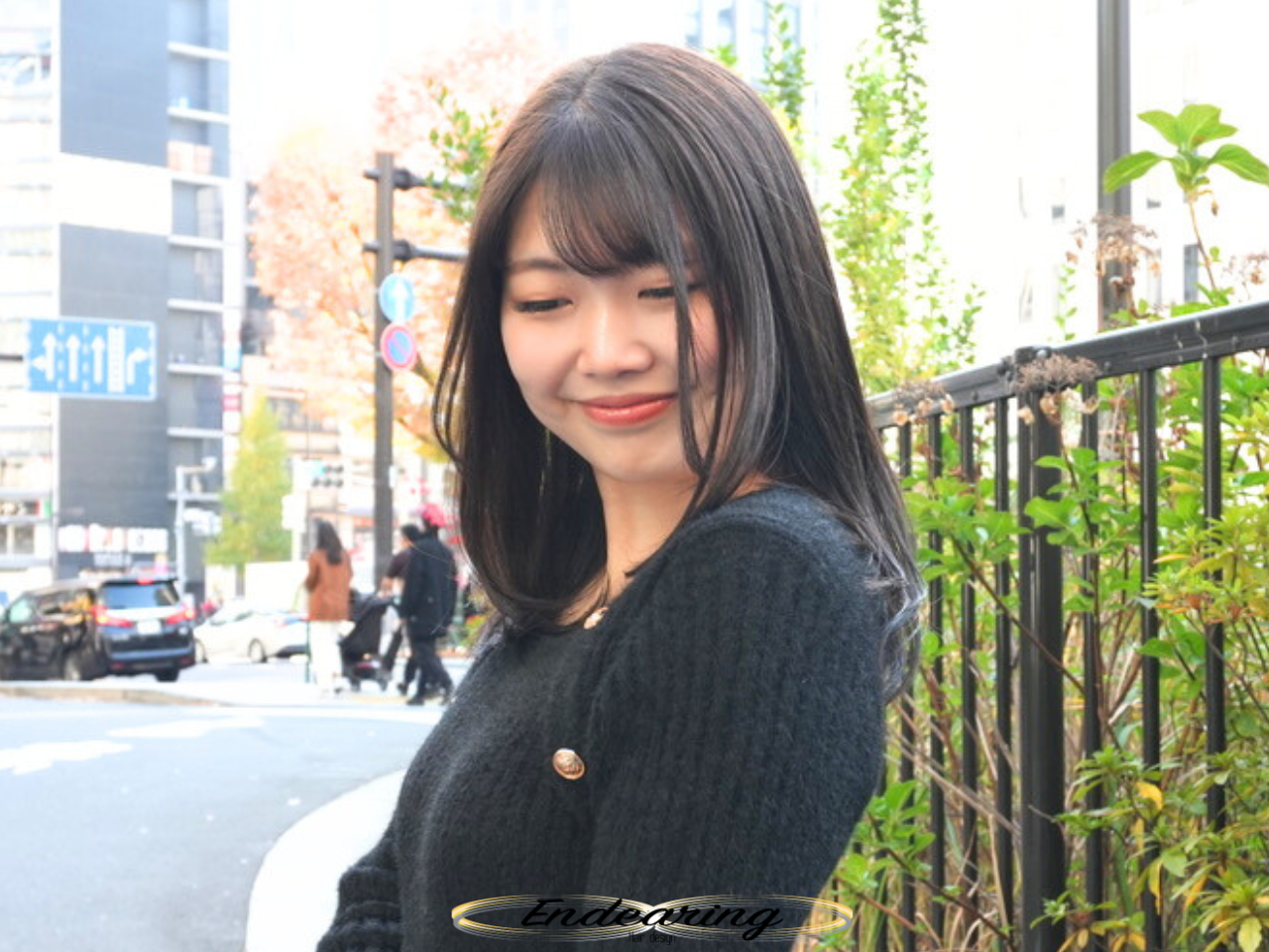 中間から毛先に動きを出したセミロング×オリーブベージュで軽やかな艶髪に