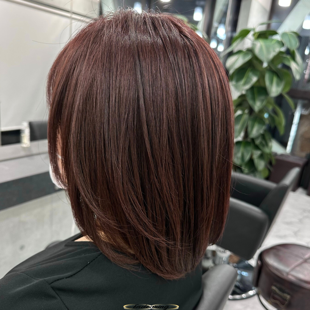 レイヤーボブで中間から毛先に動きを出す、艶ミディアムスタイルの魅力とは？