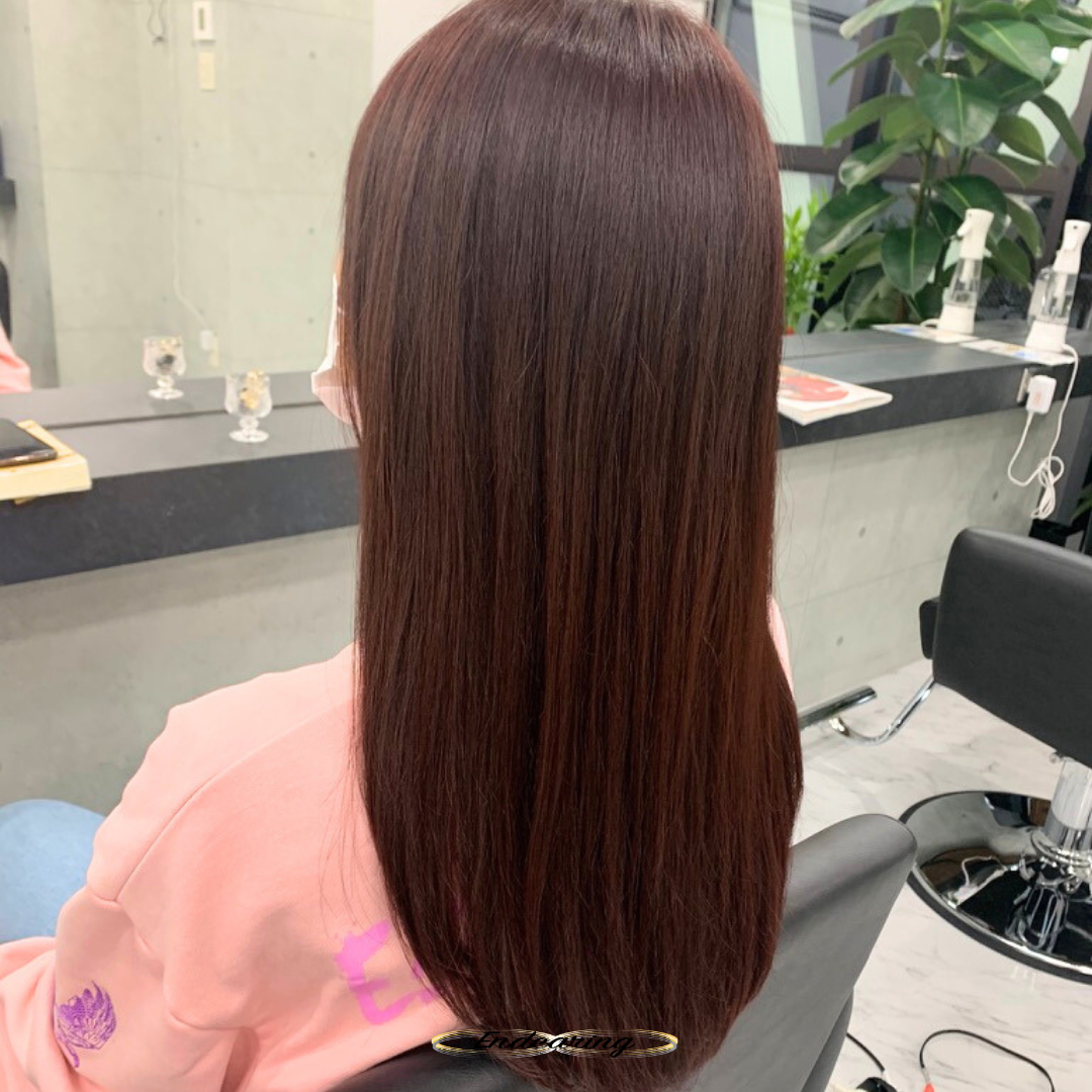 艶と透明感を両立するピンクブラウンのセミロングレイヤースタイル ― 伸ばし途中でも美しく決まる大人の艶髪提案