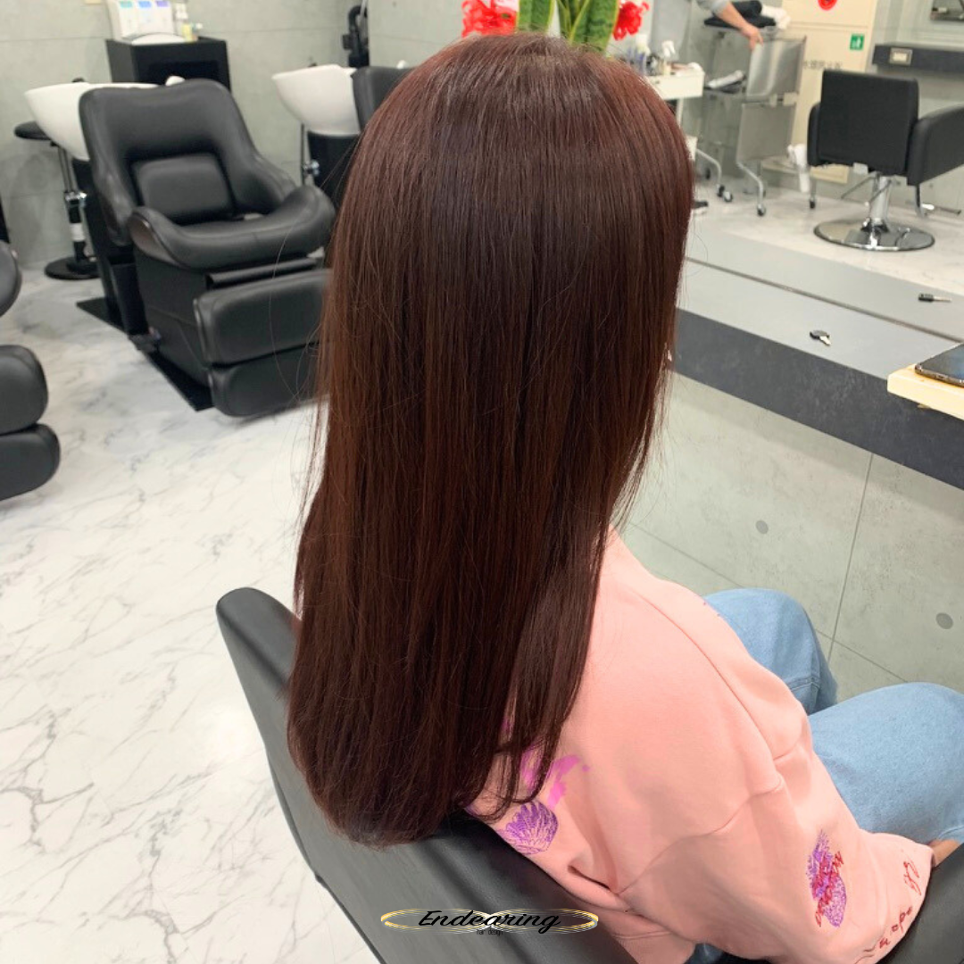 艶と透明感を両立するピンクブラウンのセミロングレイヤースタイル ― 伸ばし途中でも美しく決まる大人の艶髪提案