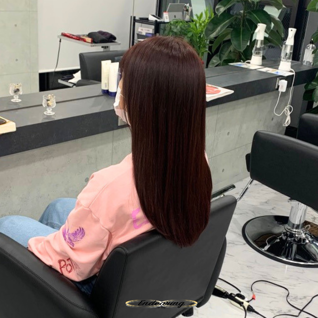 艶と透明感を両立するピンクブラウンのセミロングレイヤースタイル ― 伸ばし途中でも美しく決まる大人の艶髪提案
