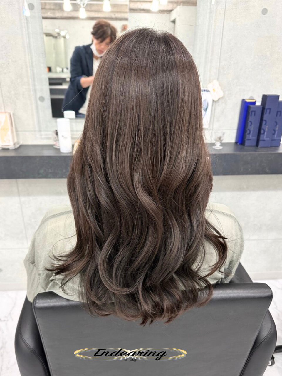 艶のあるロングスタイル×グレーベージュで叶える、大人の透明感ヘア