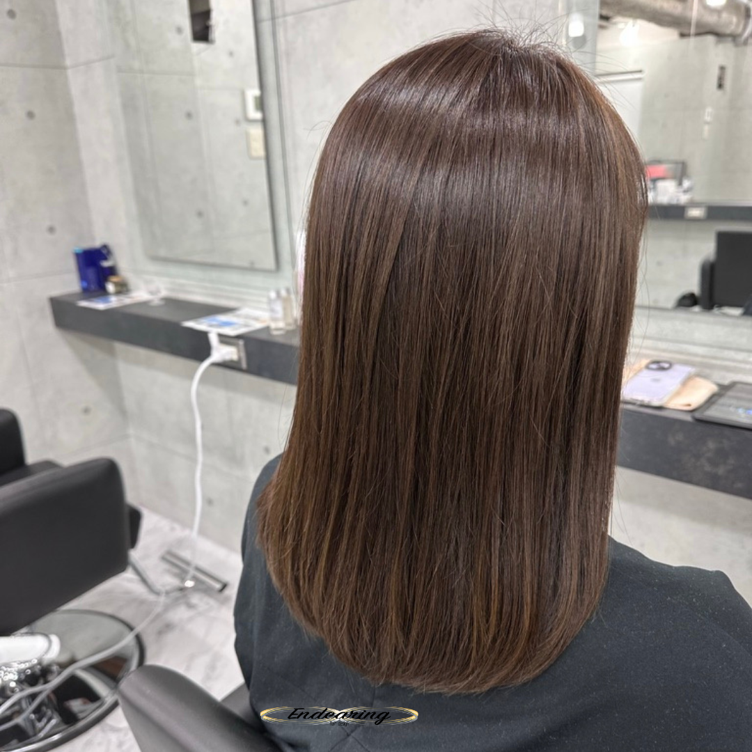 グレージュカラーが人気の理由｜重めセミロングでも軽やかに見せる透明感カラー