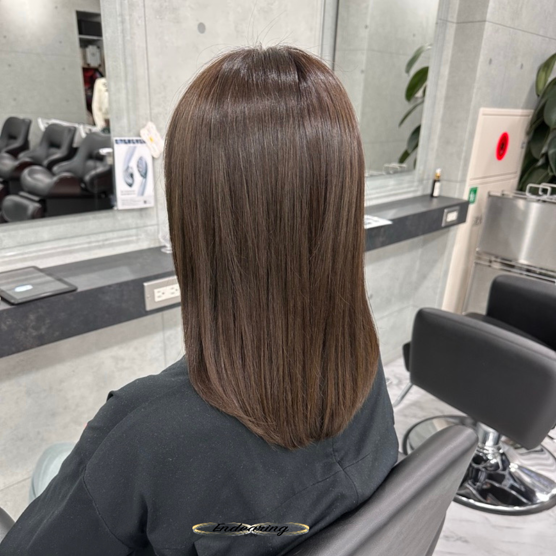 グレージュカラーが人気の理由｜重めセミロングでも軽やかに見せる透明感カラー